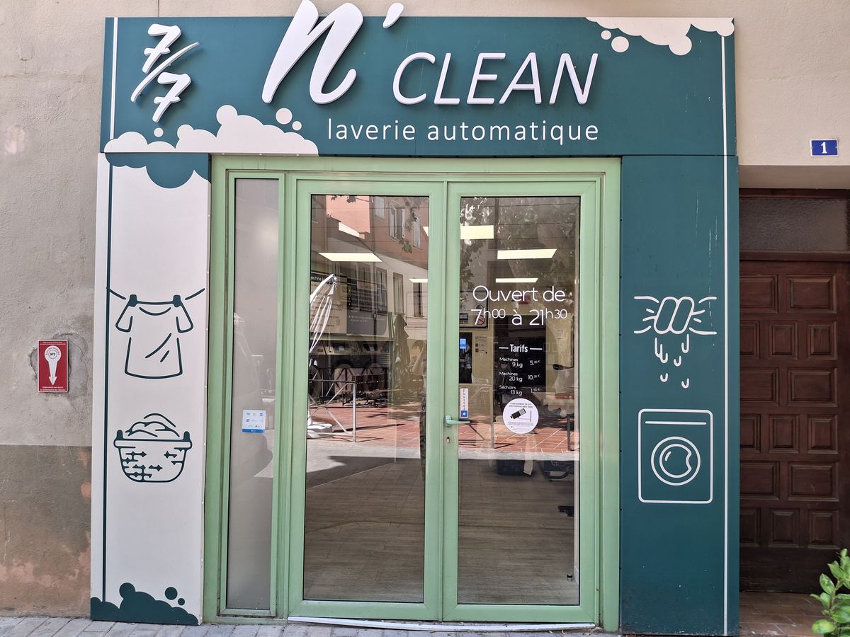 Facade de la laverie N'Clean, place Gabriel Peri a Thuir, ouvert de 7h a 21h30